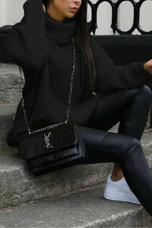 Rollkragenpullover mit überschnittenen Schultern und lockerer Passform aus Rippstrick