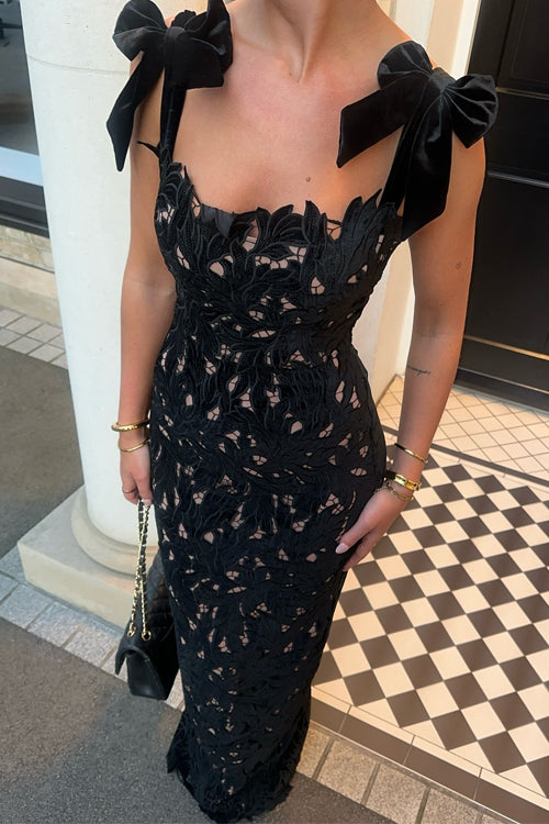 Figurbetontes Maxi-Cremekleid mit Schleife an den Schultern und Spitze