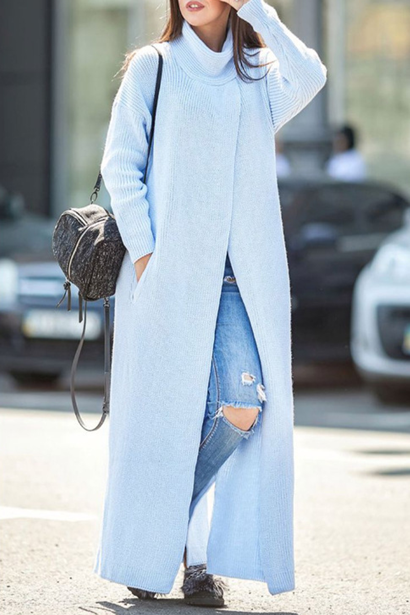 Lässige, einfarbige Rollkragenoberbekleidung mit Taschen auf der Straße