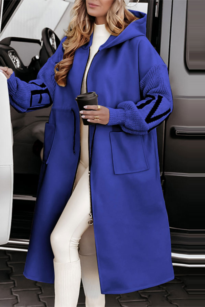 Lässige Oberbekleidung mit Buchstaben, Taschen und Patchwork sowie kontrastierender Kapuze