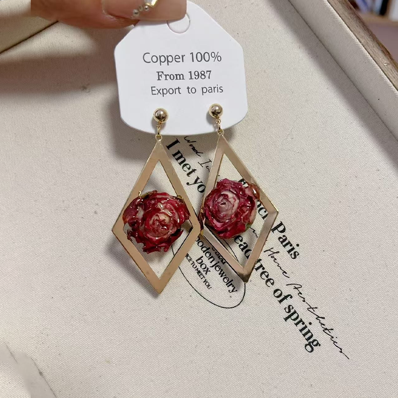 Elegante Ohrringe mit Patchwork-Metallbesatz und echten Blumen (jedes ist ein Unikat)