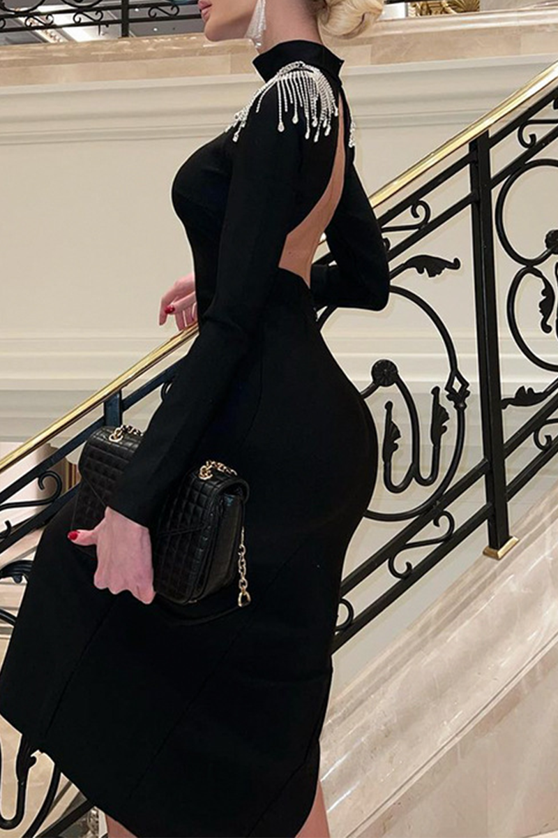 Robe élégante à col roulé avec jupe portefeuille fendue et bordure à franges en strass de couleur unie