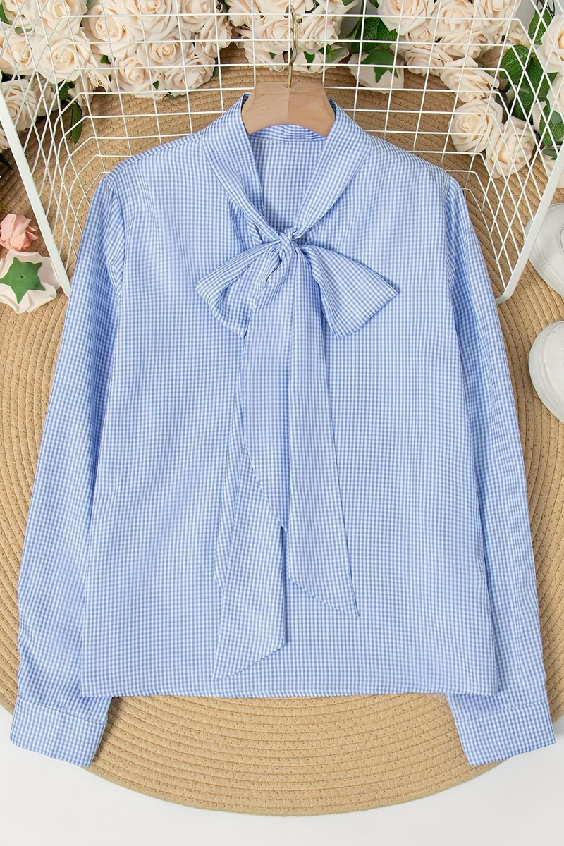 Lässige Blusen mit Karomuster und Schleifendekor zum Binden am Kragen