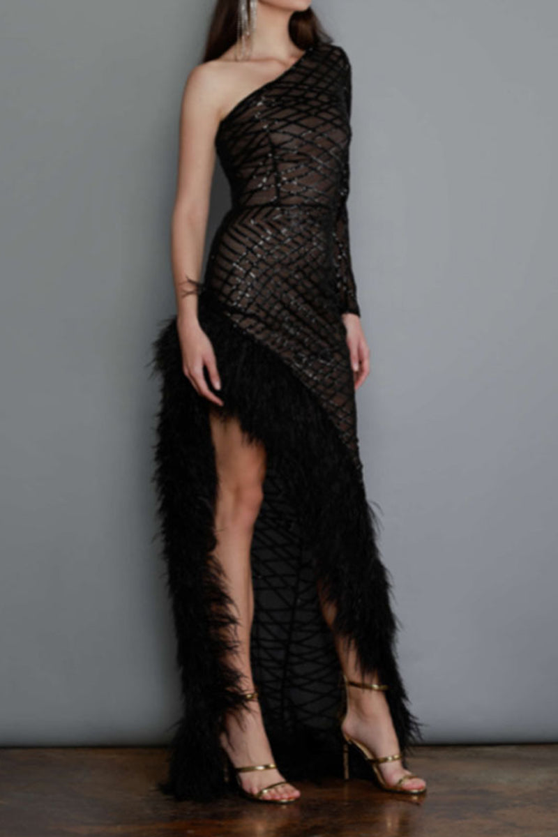 Sexy Ballkleid mit unregelmäßigem Netzstoff und Federsaum und schrägen Schultern