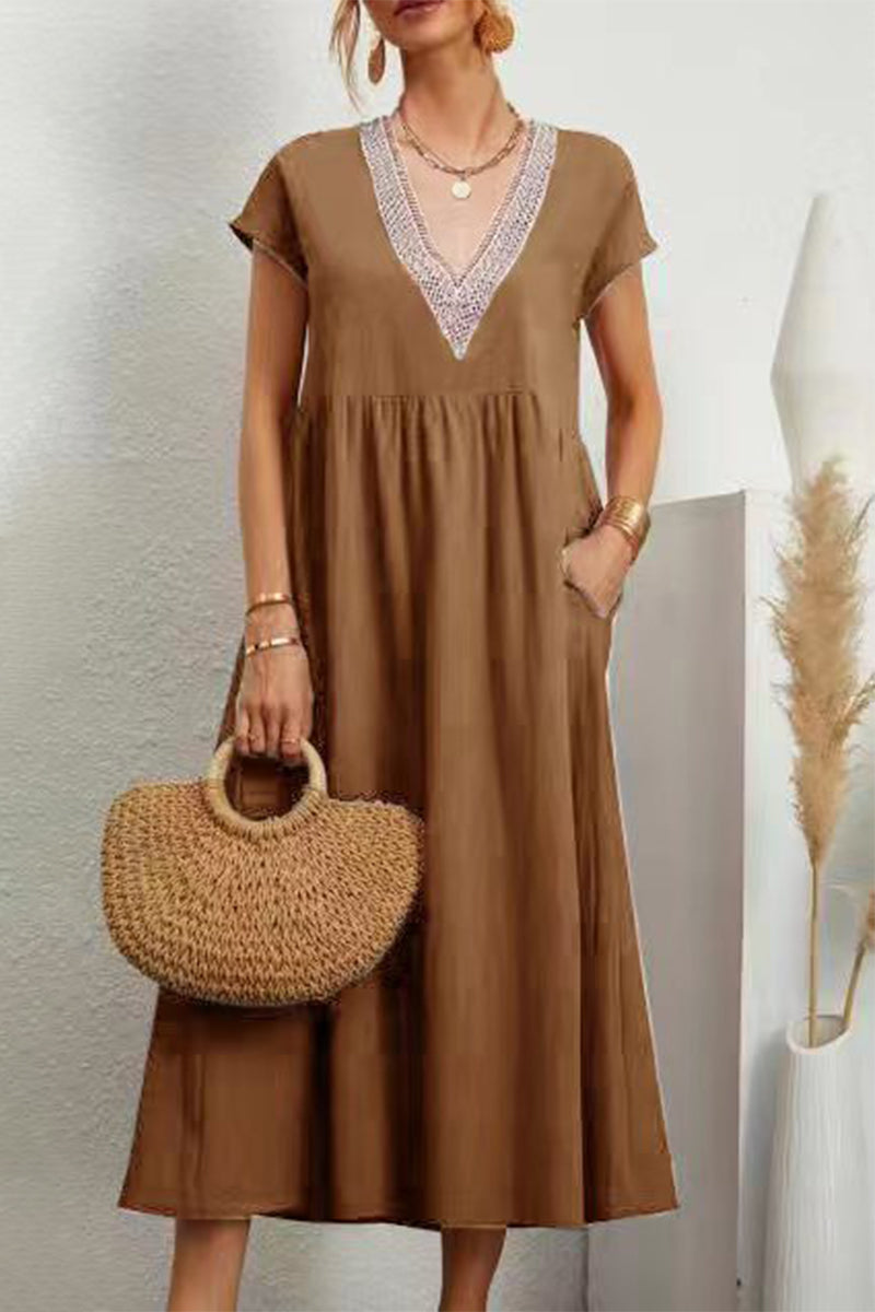 Lässiges, einfarbiges Kleid mit V-Ausschnitt und kurzen Ärmeln und Tasche