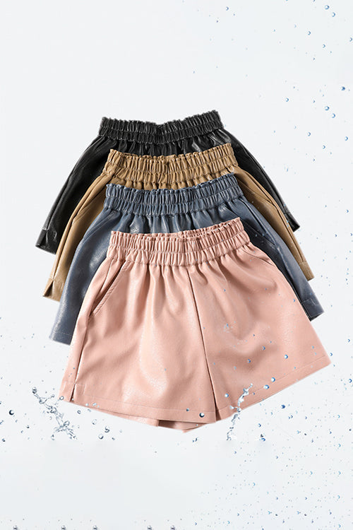 Shorts aus Kunstleder mit elastischer Taille und Taschen