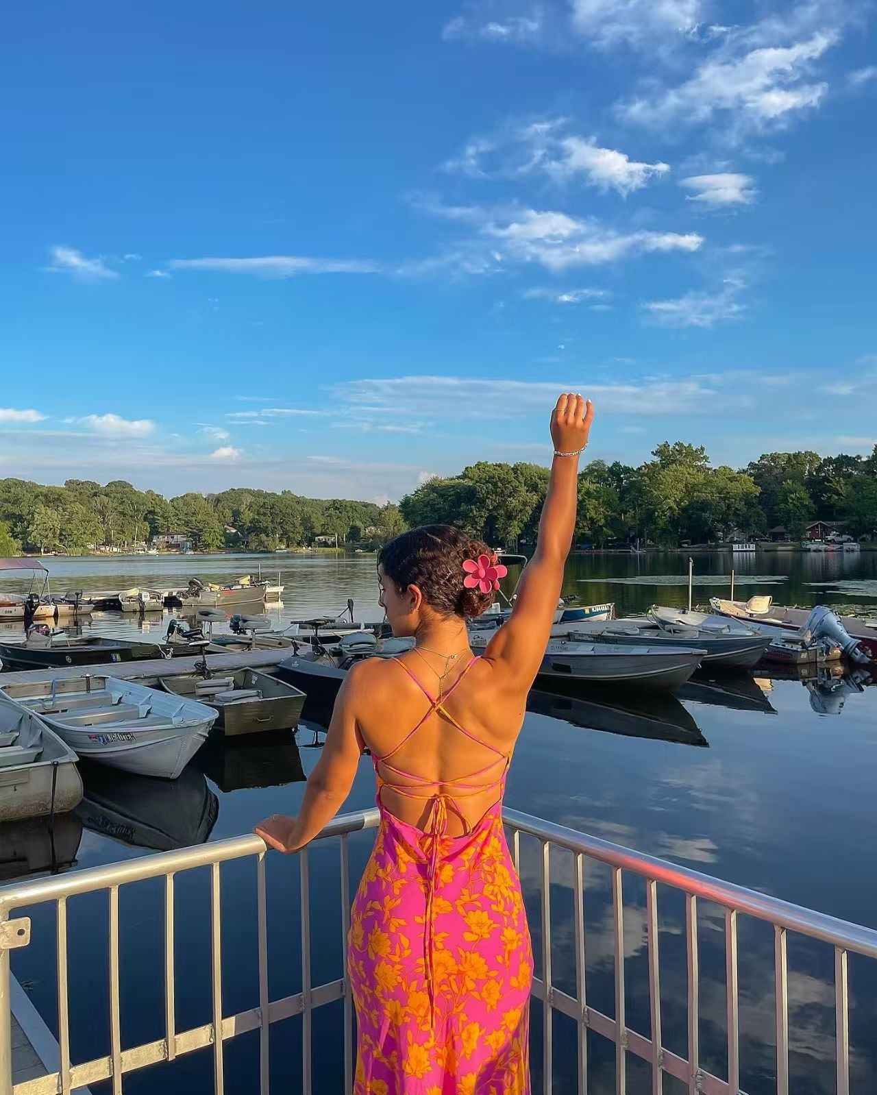 Vestido maxi estampado com fenda alta e um ombro franzido