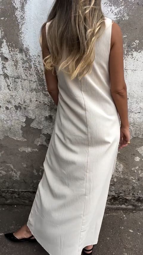 Robe unie à col carré irrégulier