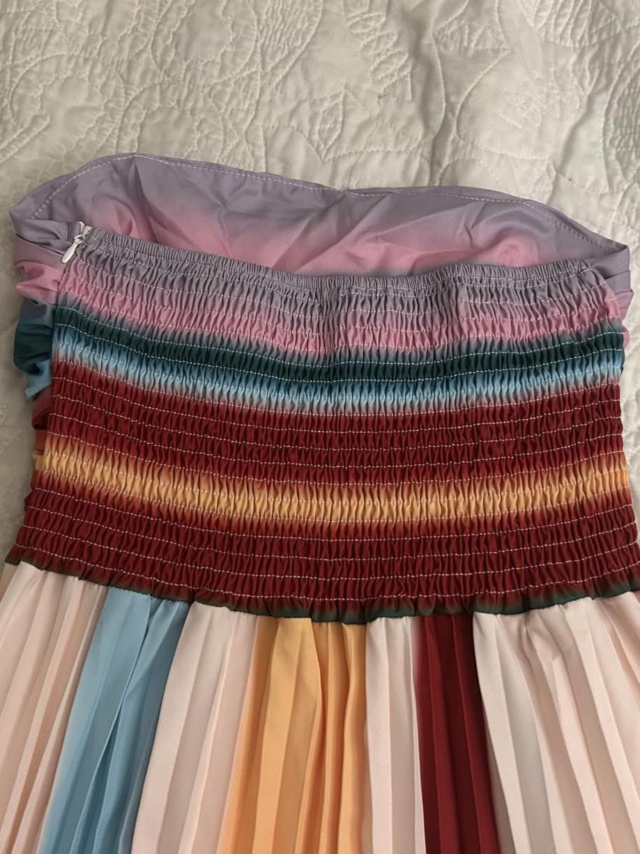 Robe plissée en mousseline froissée à épaules dénudées et à rayures coupe slim