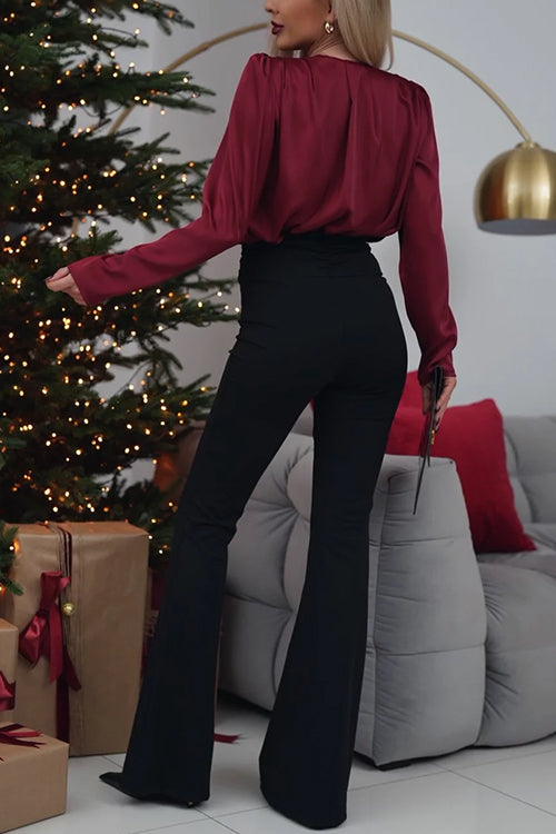 Satinhemd mit V-Ausschnitt und langen Ärmeln und Blumendetail