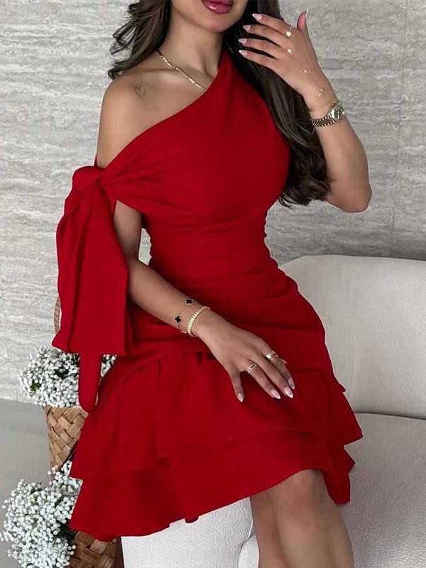 Mini-robe courte à col asymétrique et nœud papillon