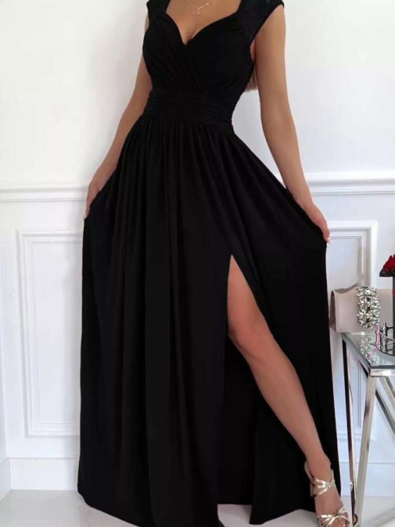 Maxikleid mit hohem Schlitz und Spitzendetail
