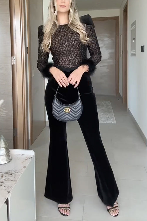 Combinaison en velours avec poignets en plumes et bas évasé