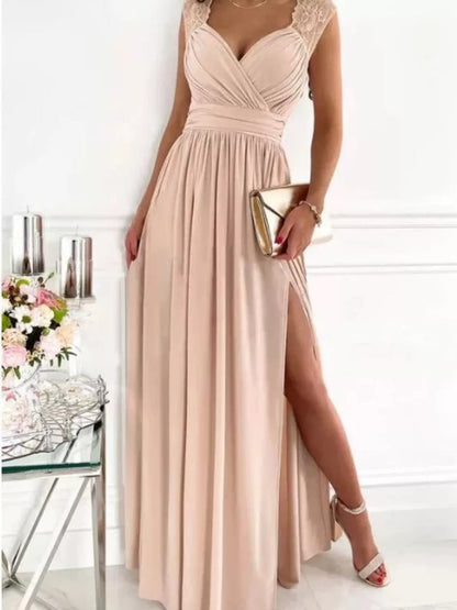 Maxikleid mit hohem Schlitz und Spitzendetail