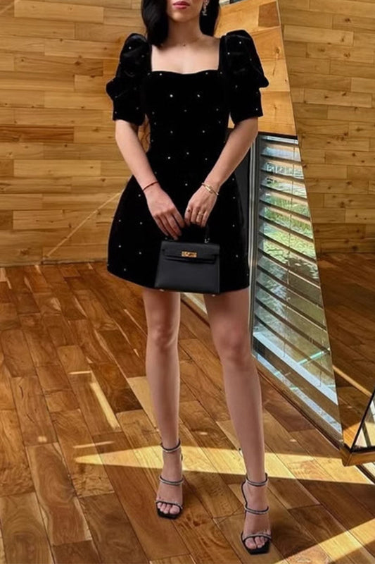 Elegantes einfarbiges Prinzessinnenkleid mit Perlendekor und quadratischem Ausschnitt und kurzen Ärmeln