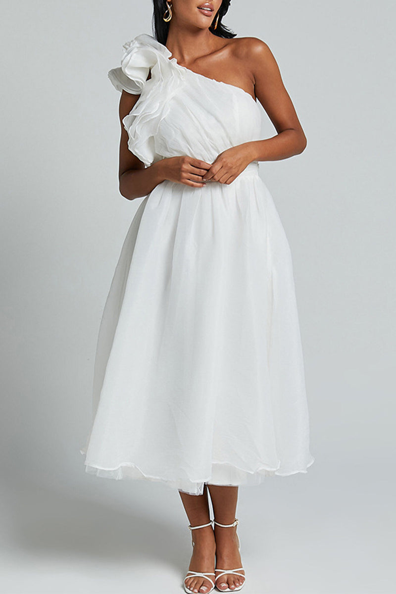 Sexy ärmelloses Kleid in Volltonfarbe mit Rüschen und schrägen Schultern