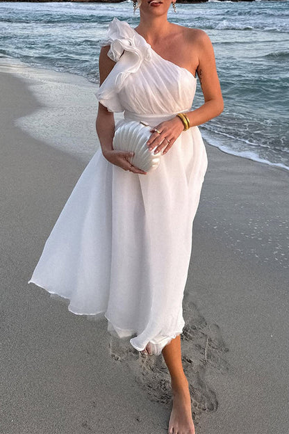 Sexy ärmelloses Kleid in Volltonfarbe mit Rüschen und schrägen Schultern