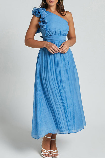 Sexy ärmelloses Kleid in Volltonfarbe mit Rüschen und schrägen Schultern