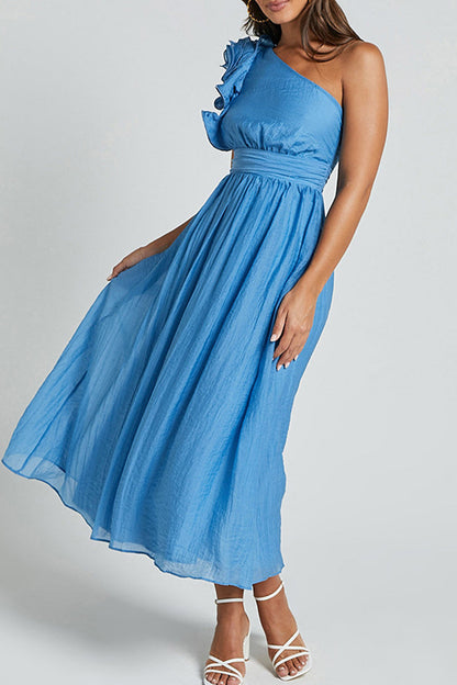 Sexy ärmelloses Kleid in Volltonfarbe mit Rüschen und schrägen Schultern