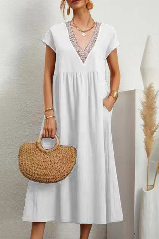 Lässiges, einfarbiges Kleid mit V-Ausschnitt und kurzen Ärmeln und Tasche