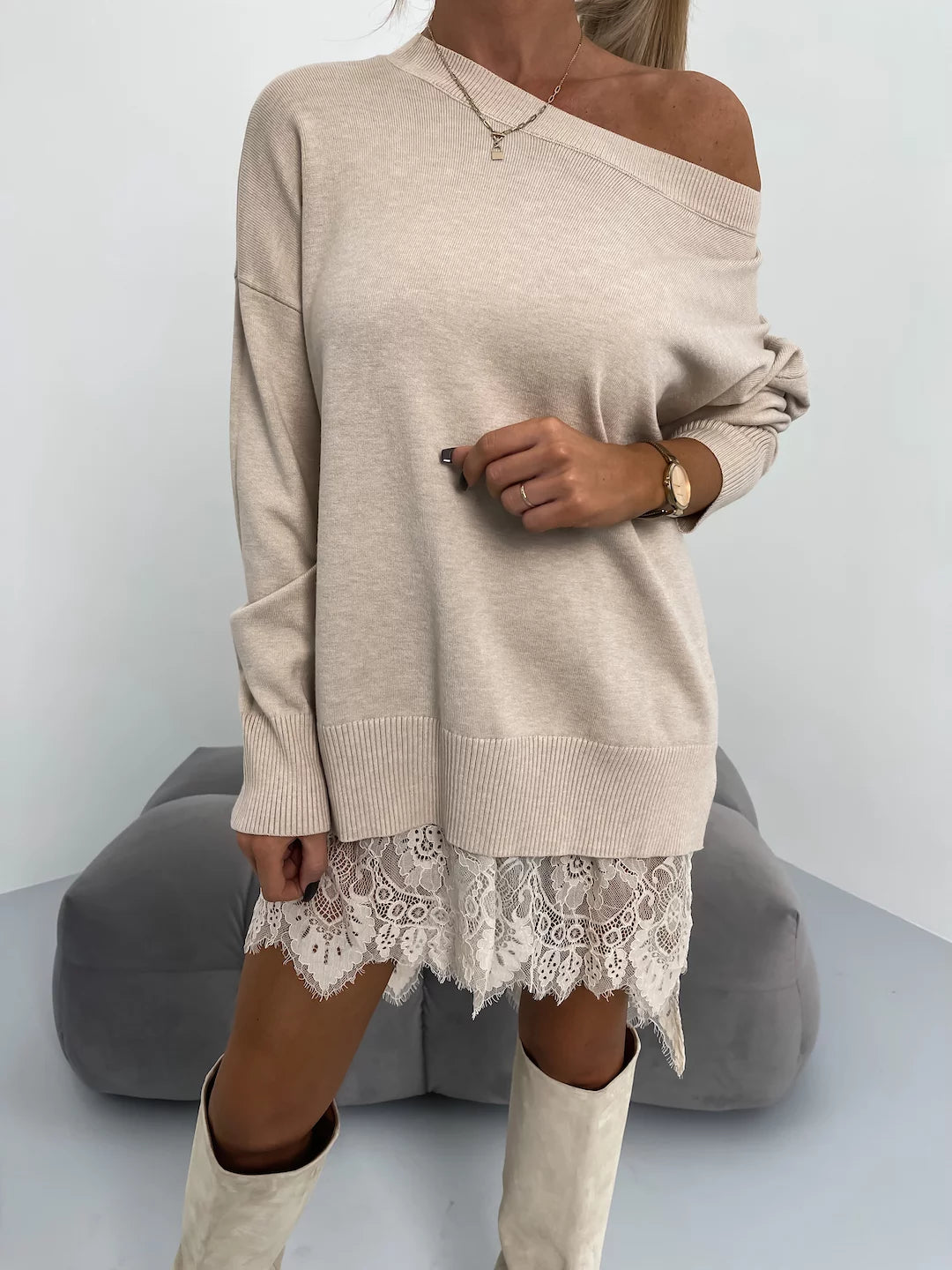 Mittellanger Hoodie mit Rundhalsausschnitt und Spitzenschlitz