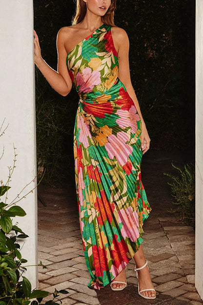 Robe longue plissée à imprimé floral et ourlet asymétrique découpé à une épaule