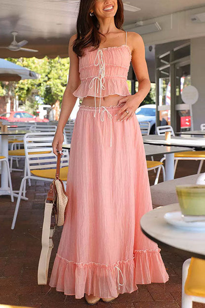 Set aus kurzem Camisole-Oberteil mit Rüschenbesatz und Schleife und Maxirock mit Rüschen