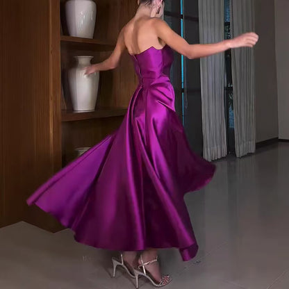 Robe de soirée longue en satin sans bretelles à lacets et fente haute