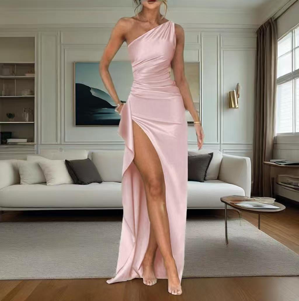 Robe longue de soirée asymétrique à découpes et drapée sur le devant