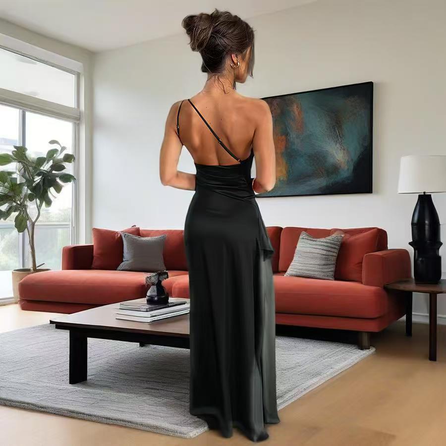 Robe longue de soirée asymétrique à découpes et drapée sur le devant