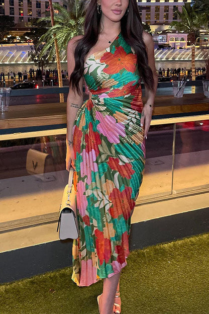 Robe longue plissée à imprimé floral et ourlet asymétrique découpé à une épaule