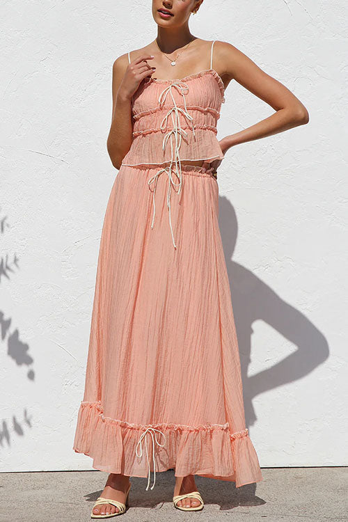 Set aus kurzem Camisole-Oberteil mit Rüschenbesatz und Schleife und Maxirock mit Rüschen