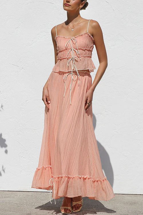 Set aus kurzem Camisole-Oberteil mit Rüschenbesatz und Schleife und Maxirock mit Rüschen