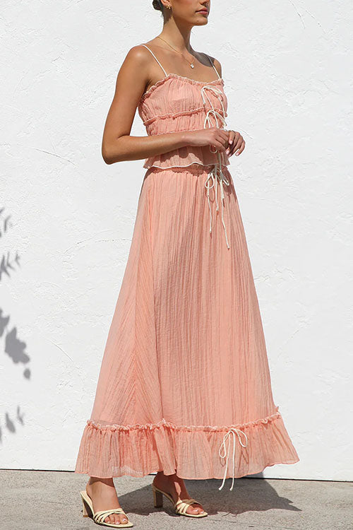 Set aus kurzem Camisole-Oberteil mit Rüschenbesatz und Schleife und Maxirock mit Rüschen