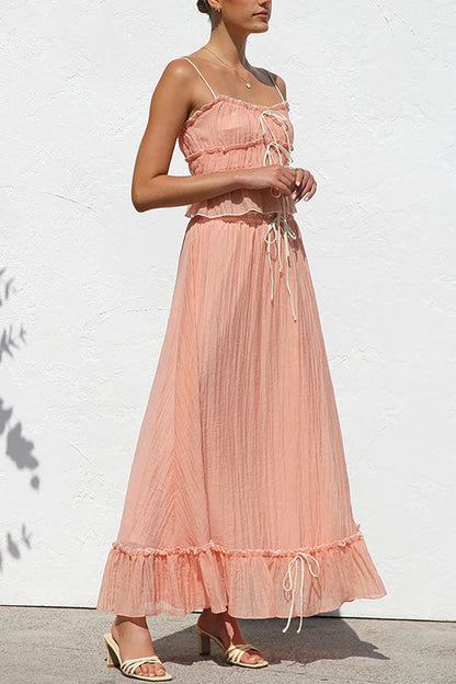 Set aus kurzem Camisole-Oberteil mit Rüschenbesatz und Schleife und Maxirock mit Rüschen