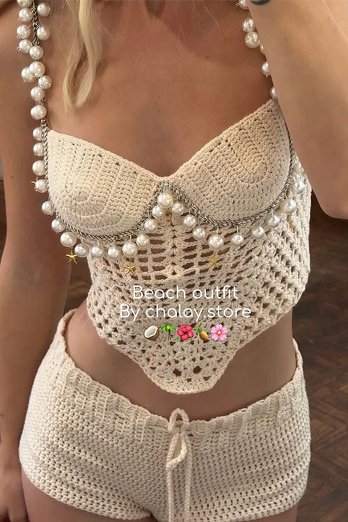 Kurzes Camisole-Oberteil aus Strick mit Perlenbesatz und Aussparungen