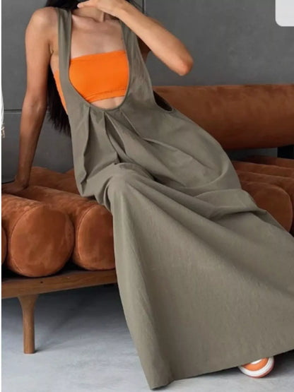 Plissiertes Latzkleid mit Taschen