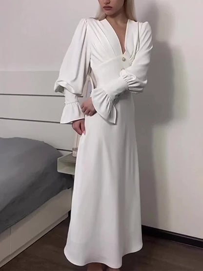 Schlankes, sexy Kleid mit V-Ausschnitt