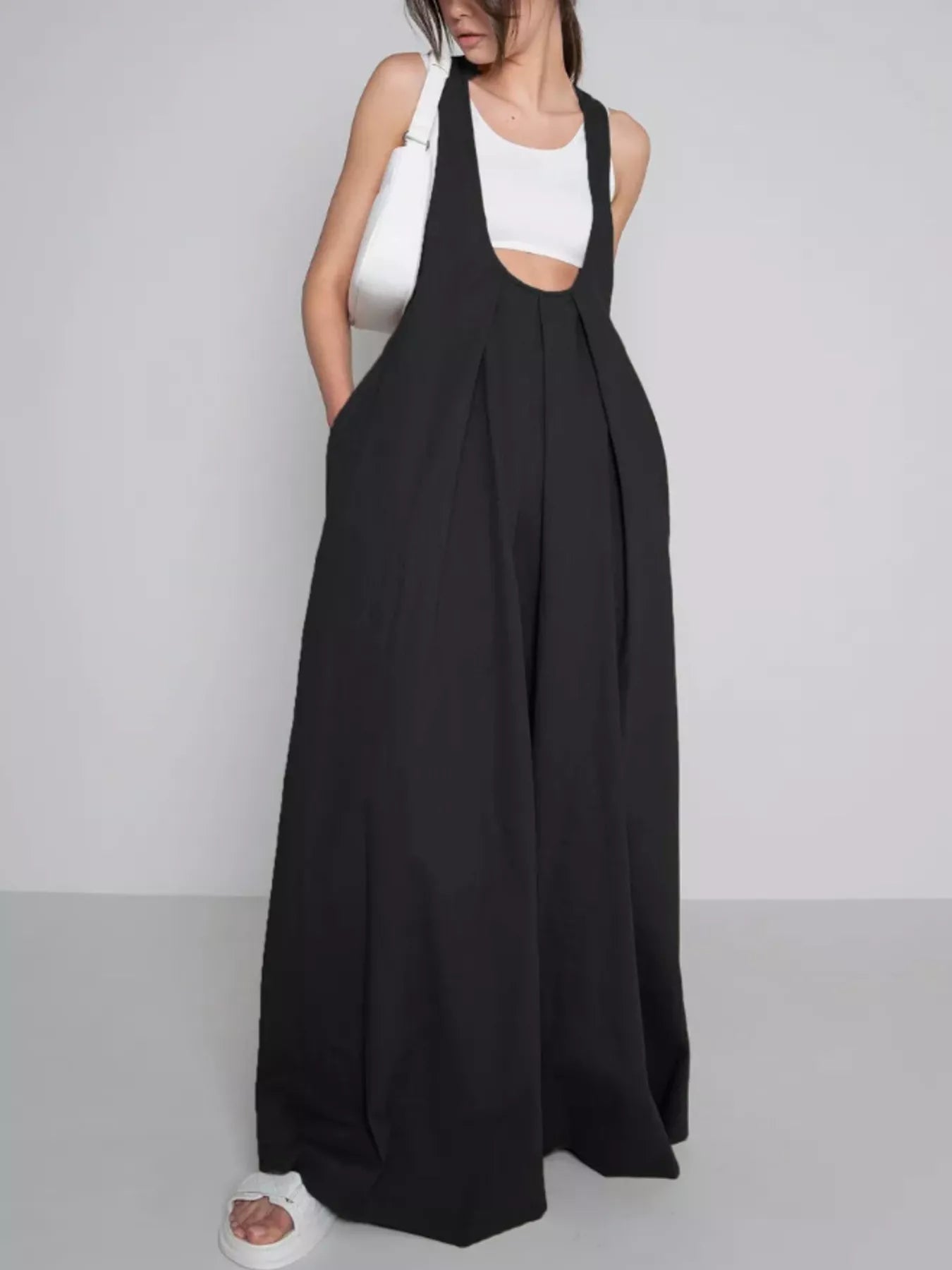 Plissiertes Latzkleid mit Taschen