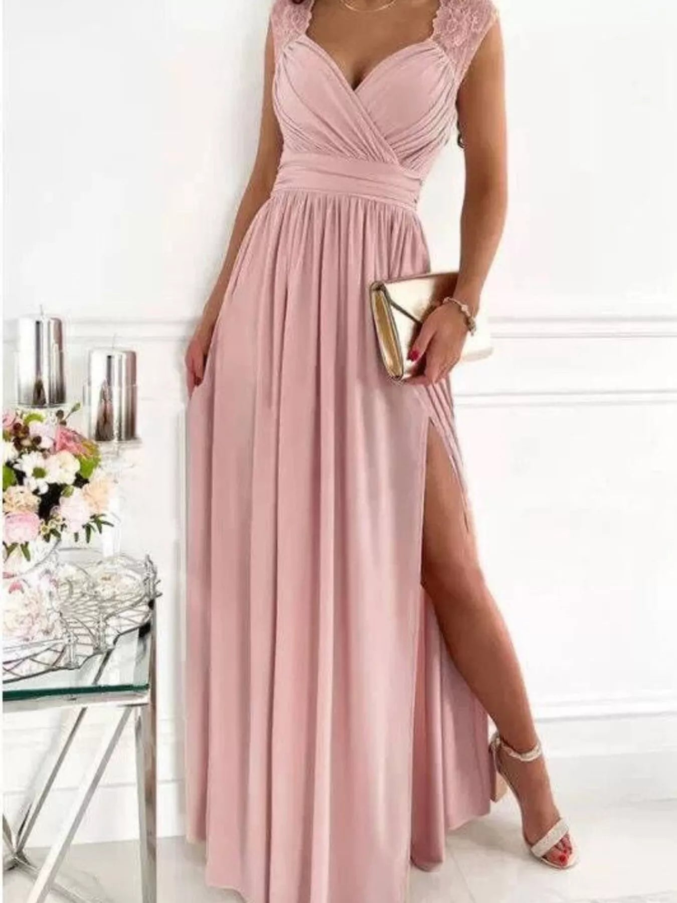 Maxikleid mit hohem Schlitz und Spitzendetail