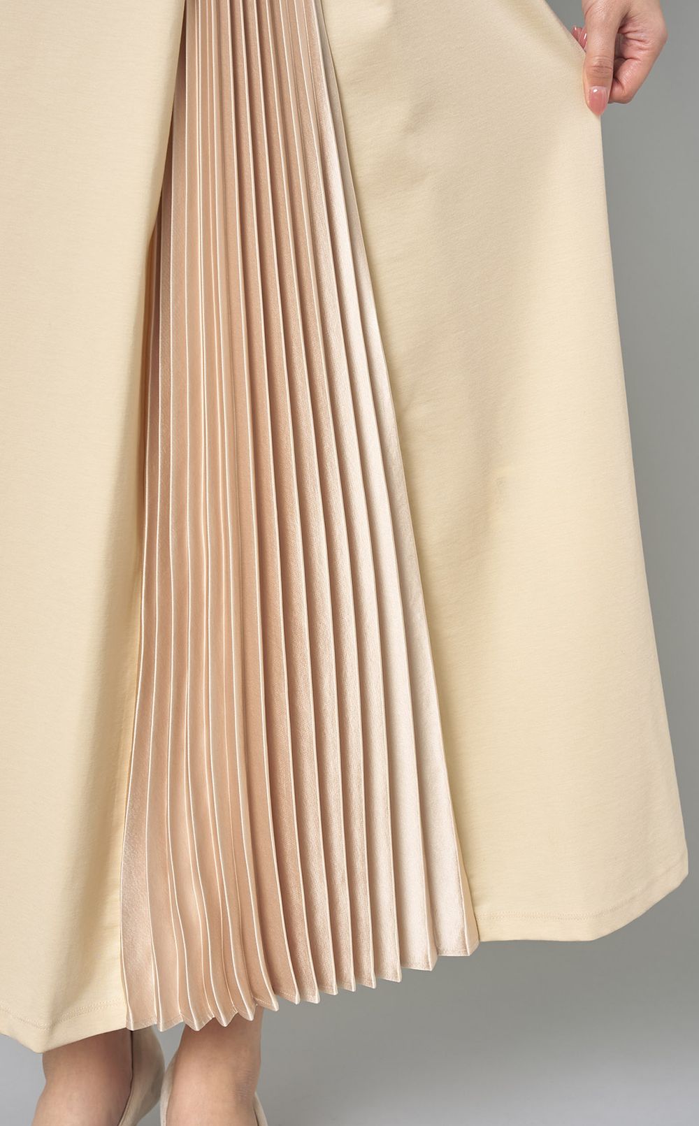 Robe en tricot plissée sur le côté