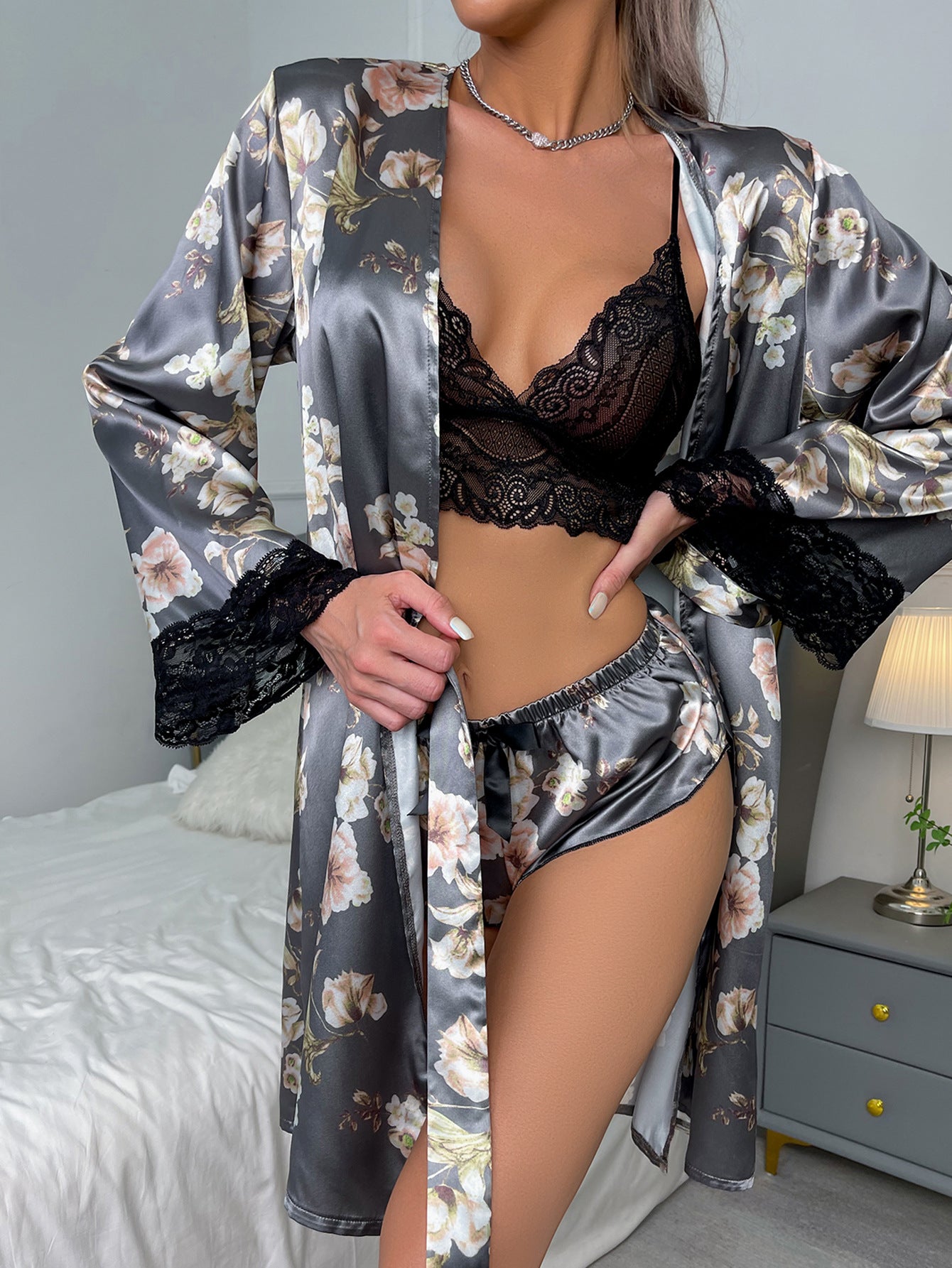 Robe de chambre en satin à imprimé floral avec ceinture et ensemble de lingerie