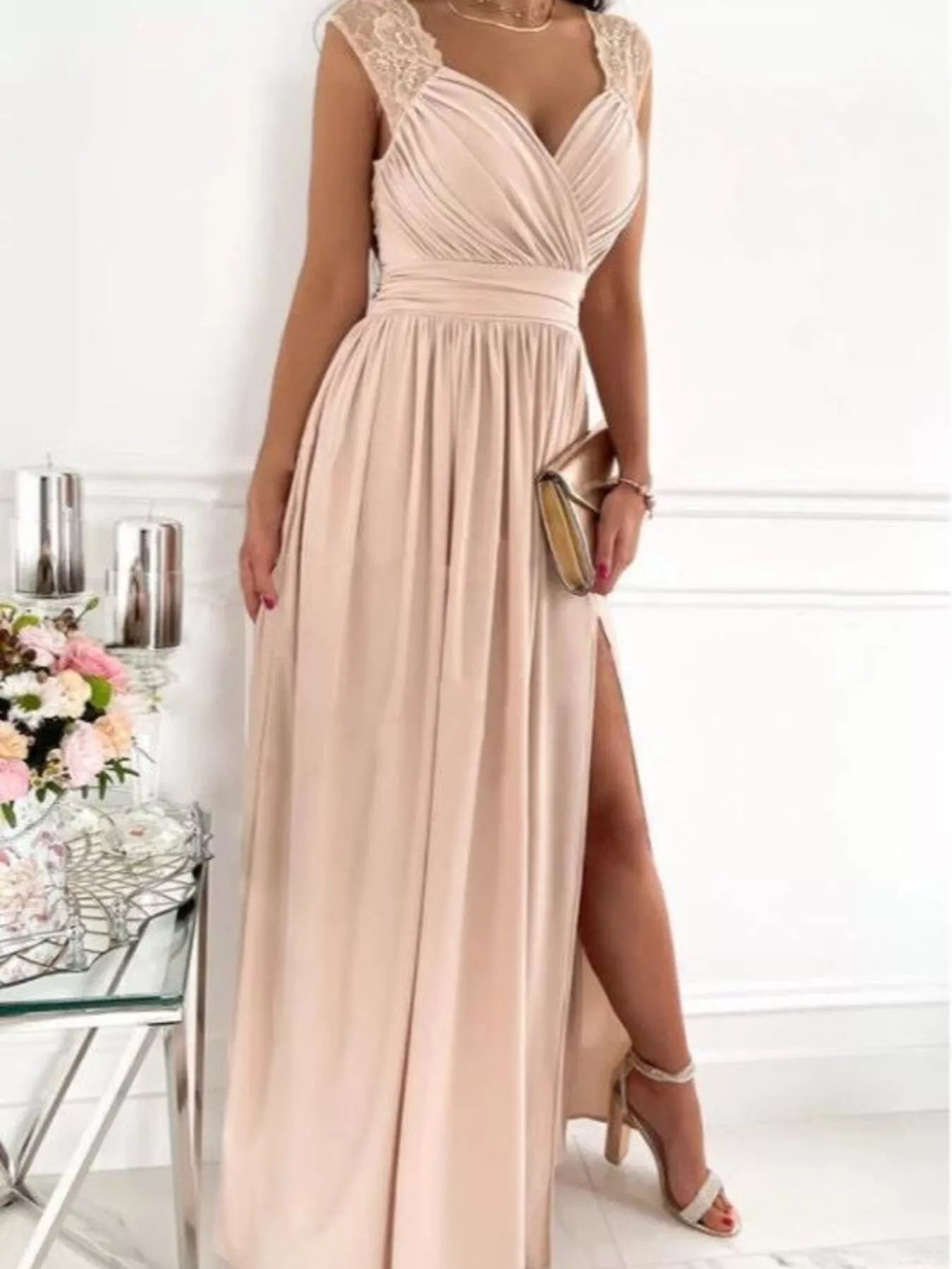 Maxikleid mit hohem Schlitz und Spitzendetail