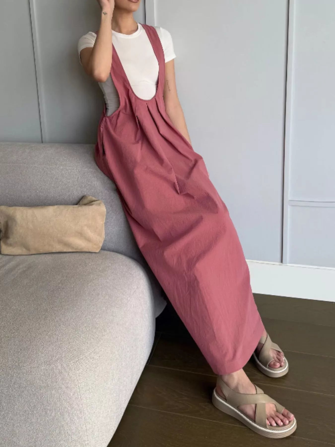 Plissiertes Latzkleid mit Taschen
