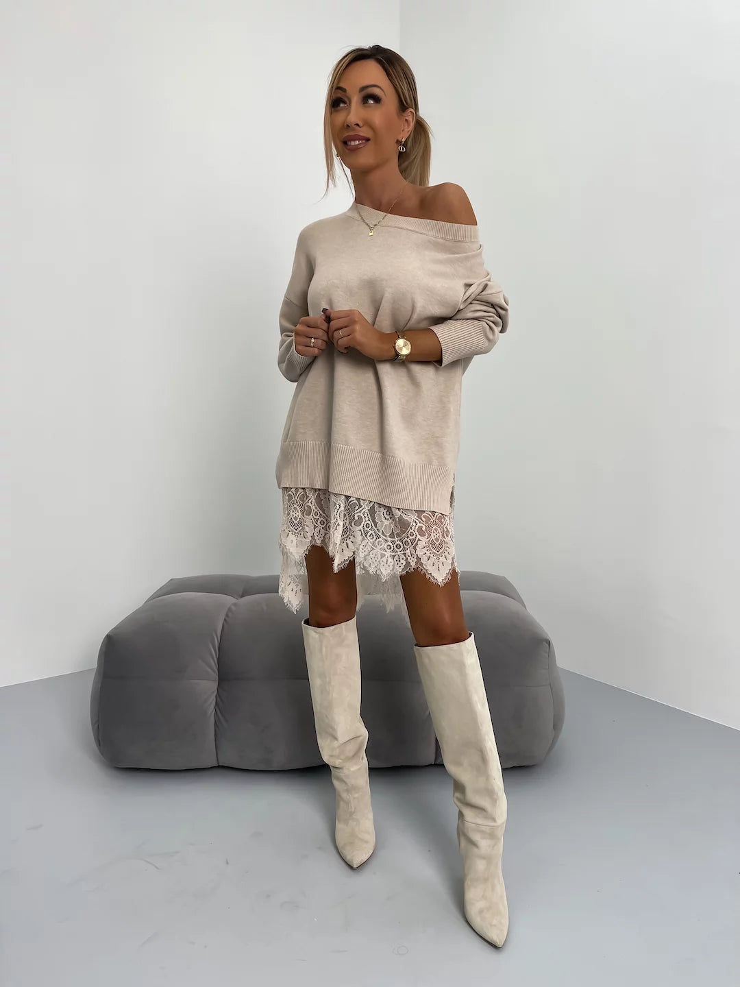 Mittellanger Hoodie mit Rundhalsausschnitt und Spitzenschlitz