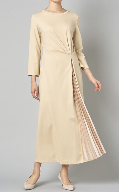 Robe en tricot plissée sur le côté