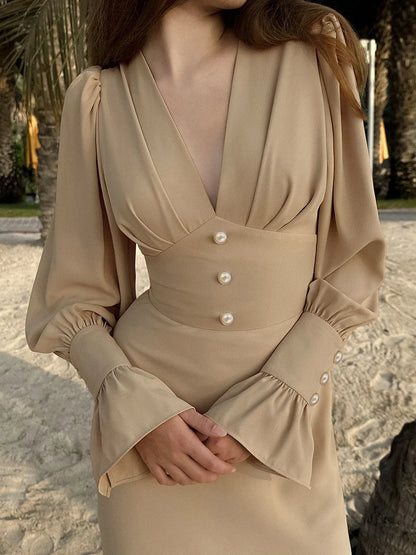 Schlankes, sexy Kleid mit V-Ausschnitt