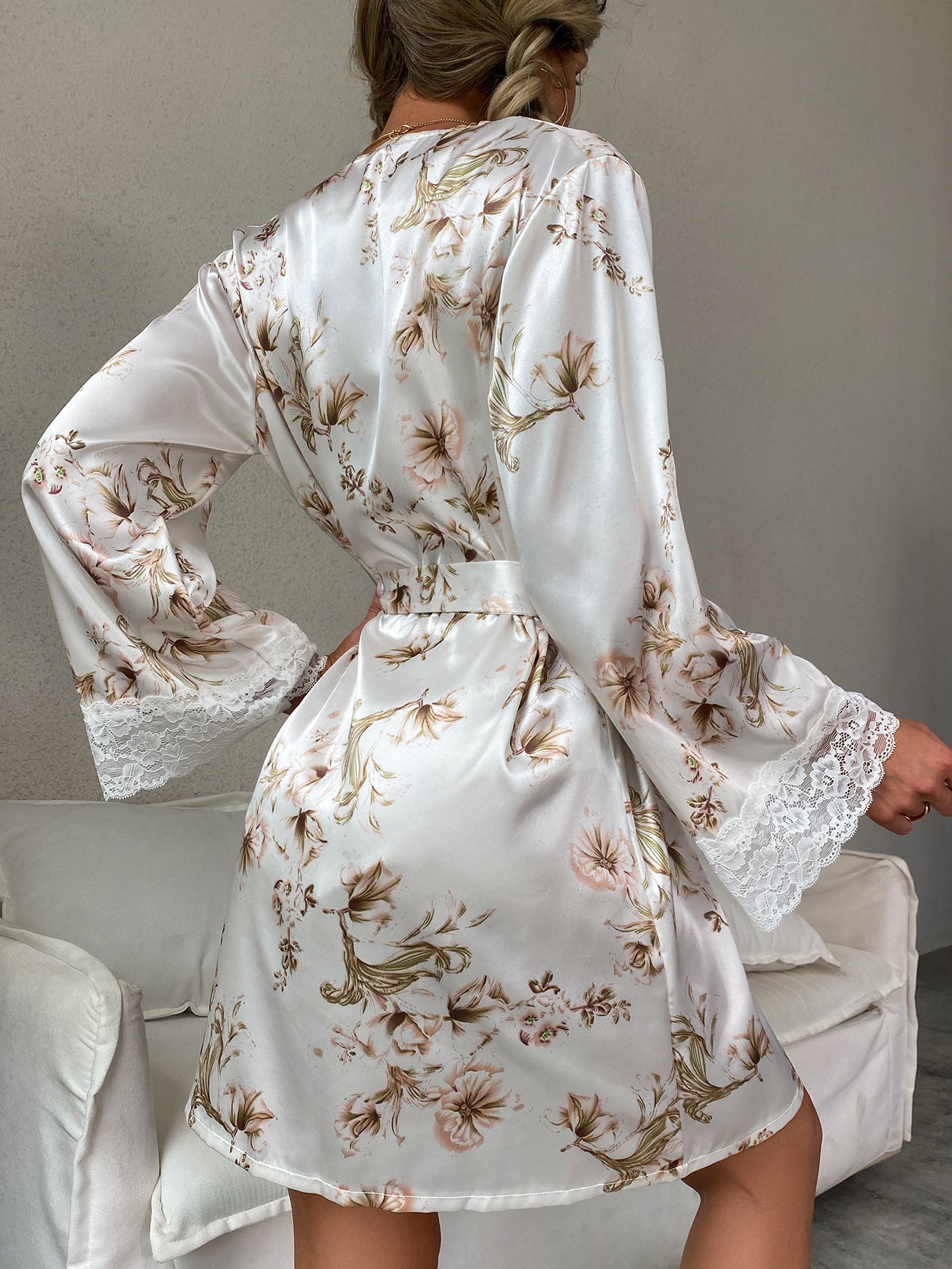 Robe de chambre en satin à imprimé floral avec ceinture et ensemble de lingerie