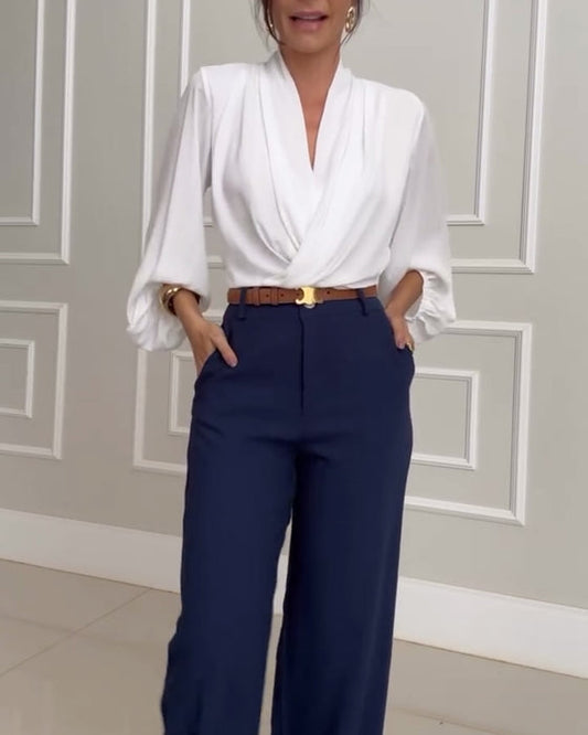 Modische Bluse mit V-Ausschnitt und Laternenärmeln in Volltonfarbe