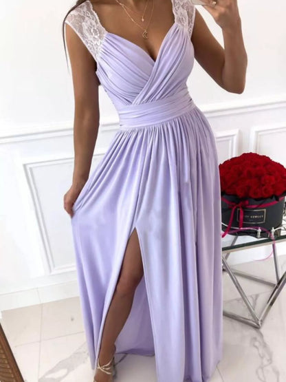 Maxikleid mit hohem Schlitz und Spitzendetail